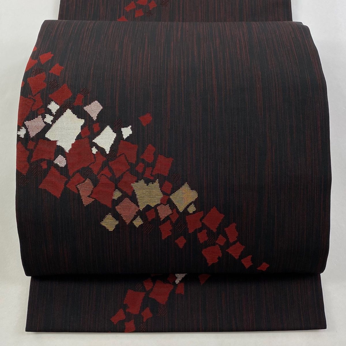 開き名古屋帯 秀品 幾何学模様 縞 金糸 赤黒 正絹
