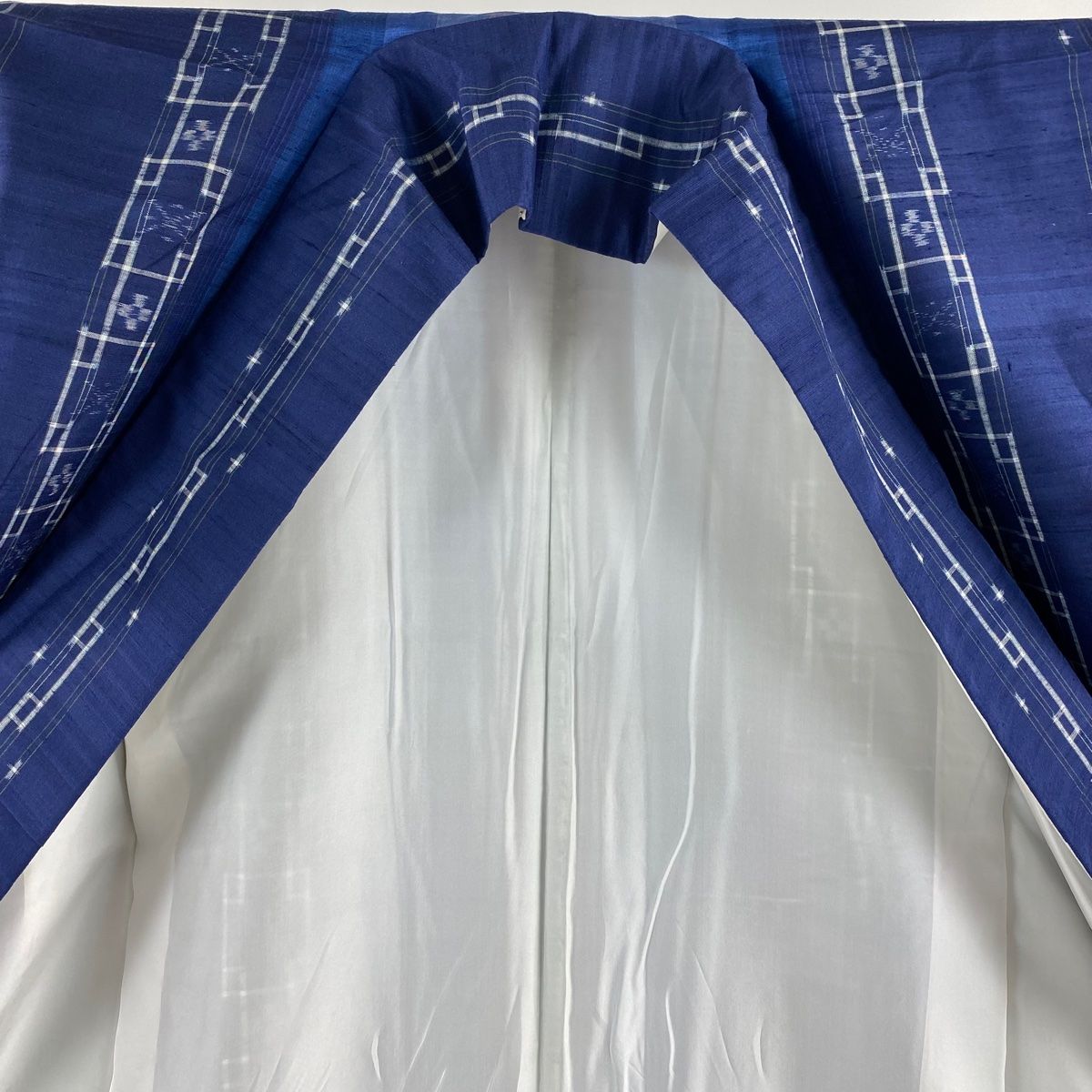 全国送料無料でお届け☆ 。 紬 身丈158.5cm 裄丈64cm M 袷 琉球かすり 鈴乃屋 証紙 縦縞 幾何学 青 正絹