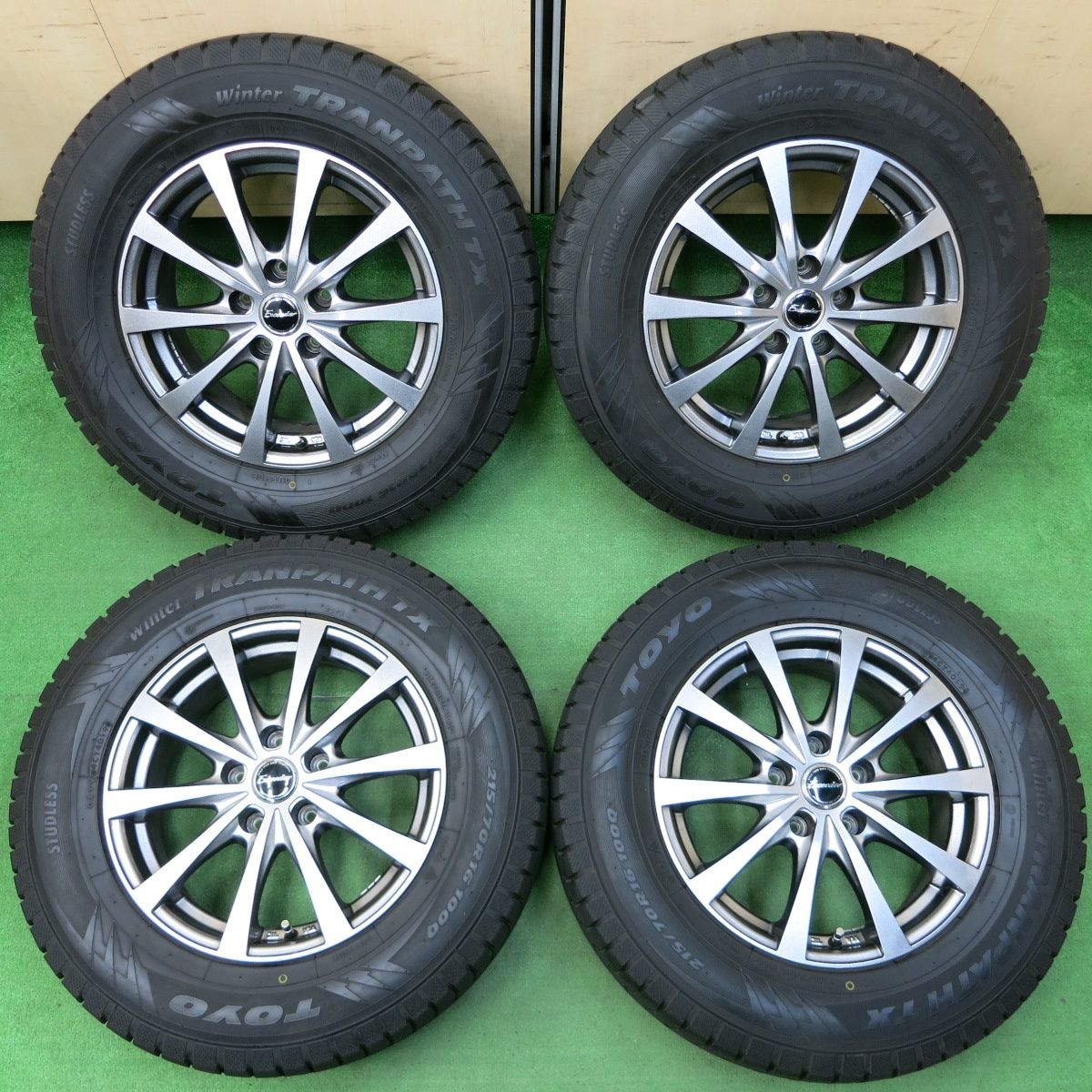 *送料無料* バリ溝！キレイ！9.5分スタッドレス 215/70R16 トーヨー ウインタートランパス TX Exceeder エクシーダー 16インチ PCD114.3/5H4051706イス