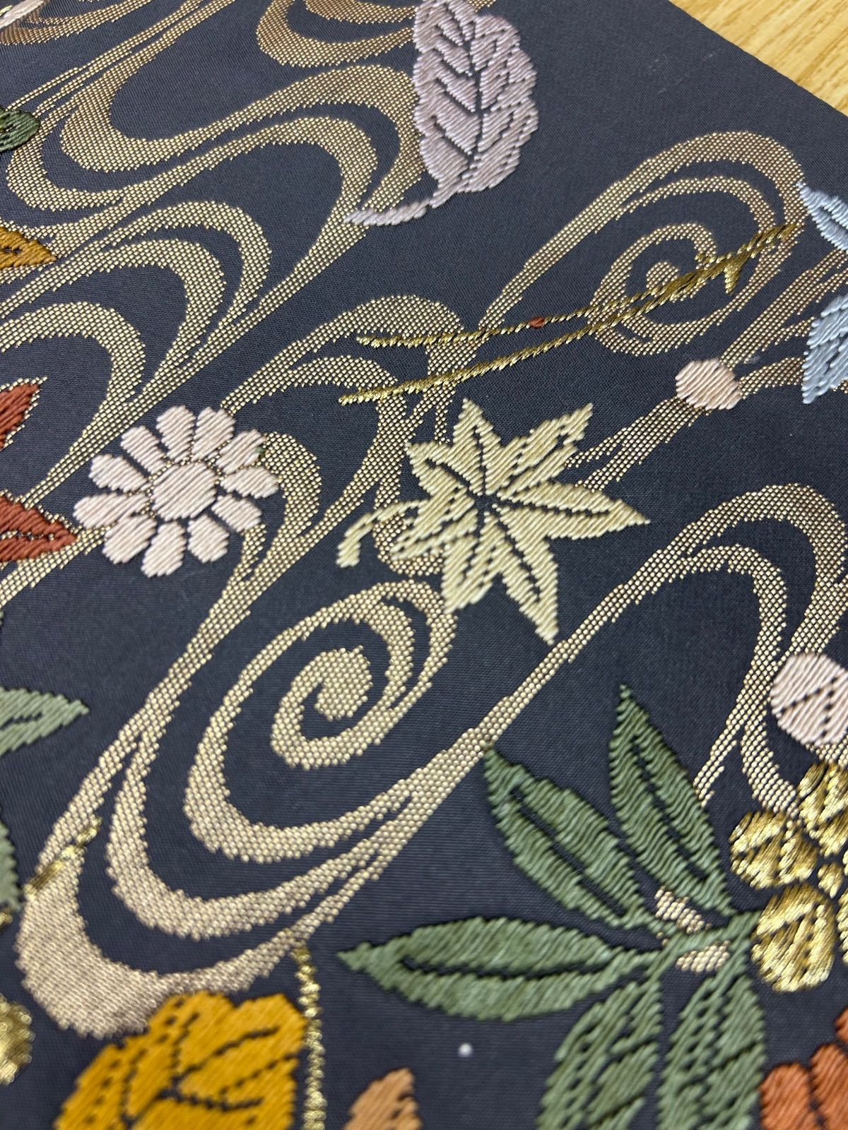 袋帯 百花繚乱吹寄文 観世水 唐織錦 箔 灰緑 六通 正絹 - メルカリ