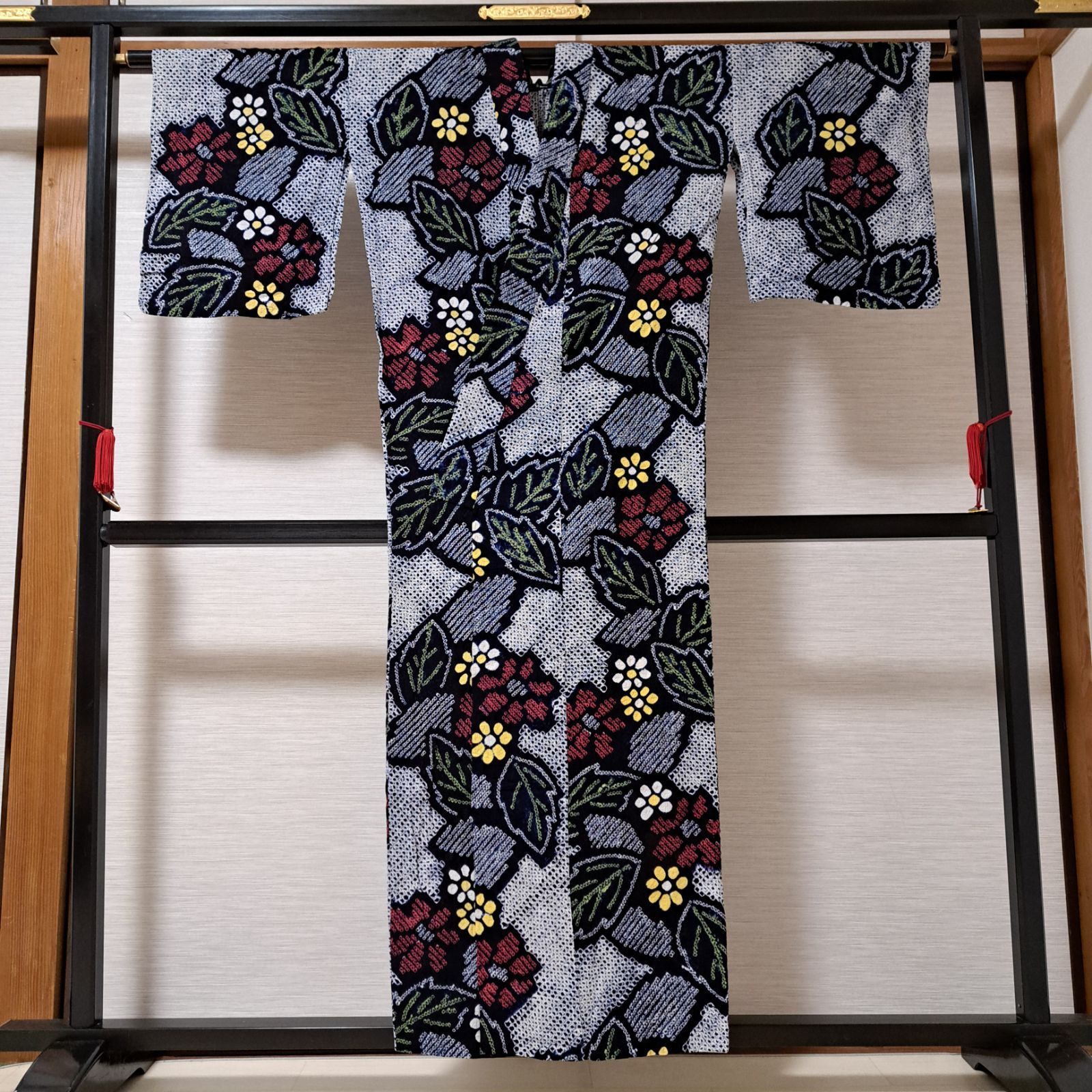 大人気！伝統工芸・有松鳴海絞り 藍染 濃紺地に赤と黄色のお花 ま