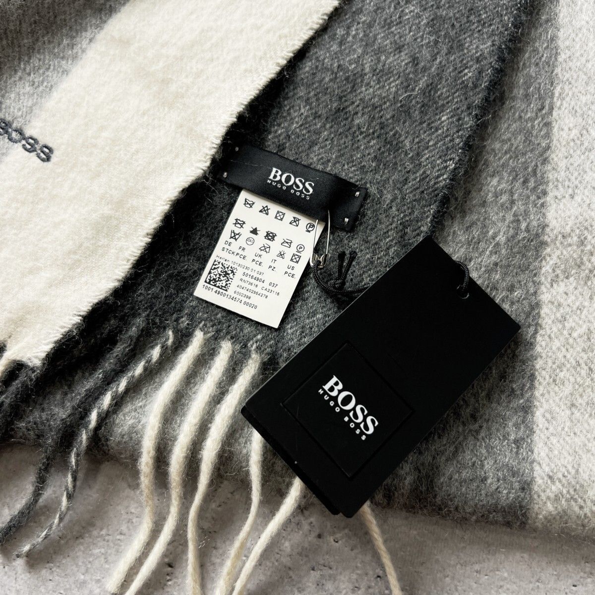●未使用品　HUGO BOSS ヒューゴボス ウールマフラー　刺繍ロゴ イギリス製 新品 HUGO BOSS ヒューゴボス / カシミヤ入り ロゴ