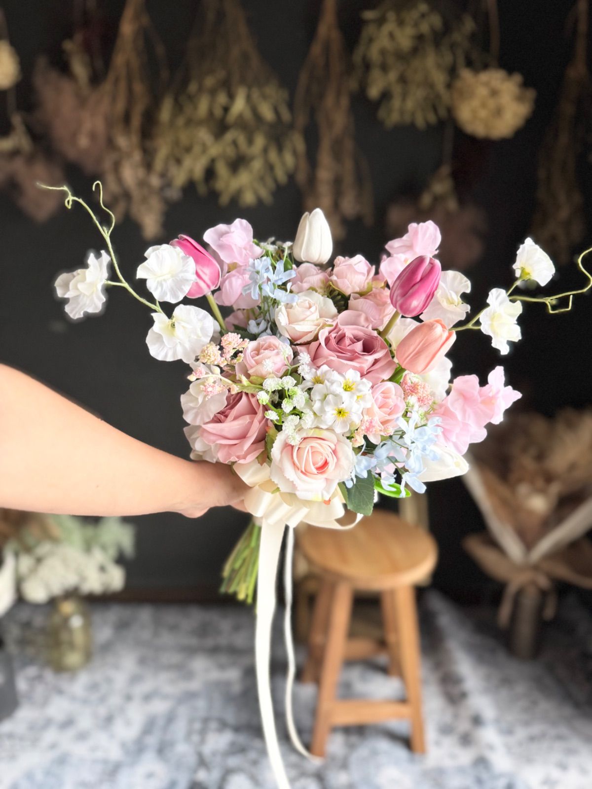 ピンクチューリップ濃淡クラッチブーケ ブートニア