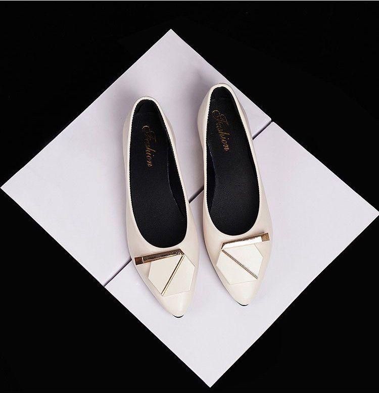 新品未使用☆ホワイト フラットシューズ ゴールドディテール