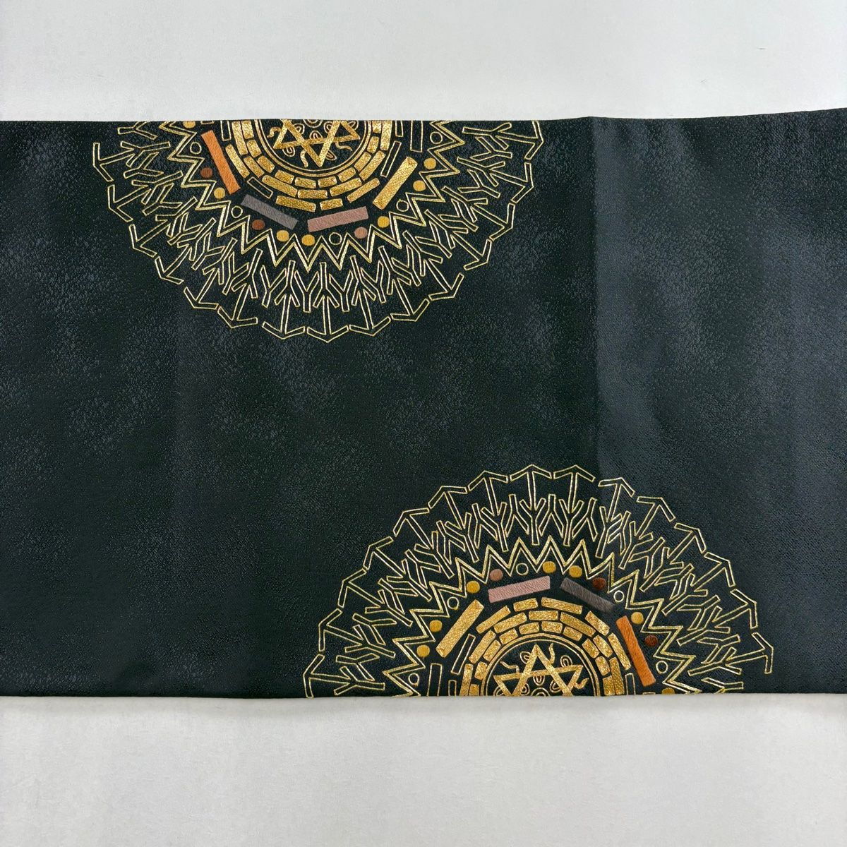 袋帯 美品 名品 幾何学模様 金糸 刺繍 黒灰 お太鼓柄 正絹