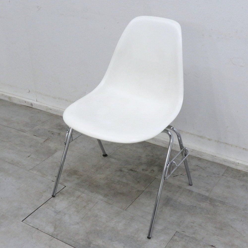 vitra ヴィトラ Eames イームズ サイドシェルチェア スイス ホワイト イームズプラスチックチェア スタッキングベース EG11721  中古オフィス家具 - メルカリ