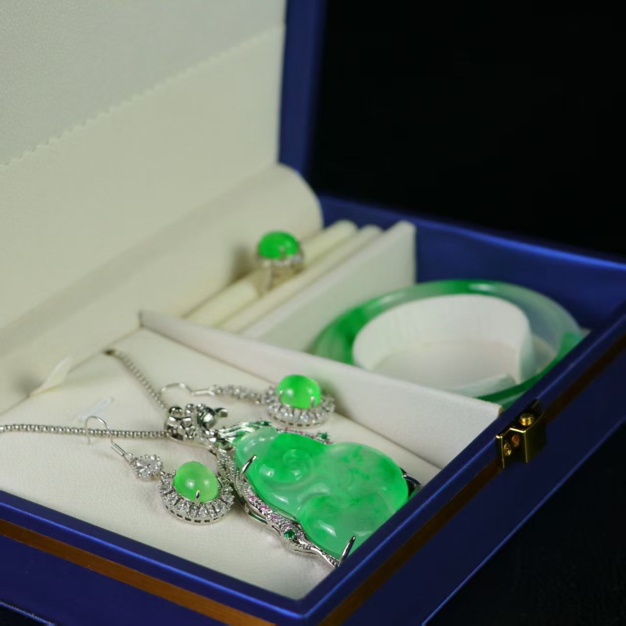 中国古美術.高氷玉腕輪.ネックレスイヤリング.飾り物.観賞物.装身具