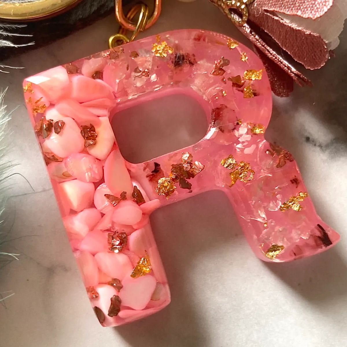 チェリークォーツ×シェル レジンイニシャルキーホルダーR - メルカリ