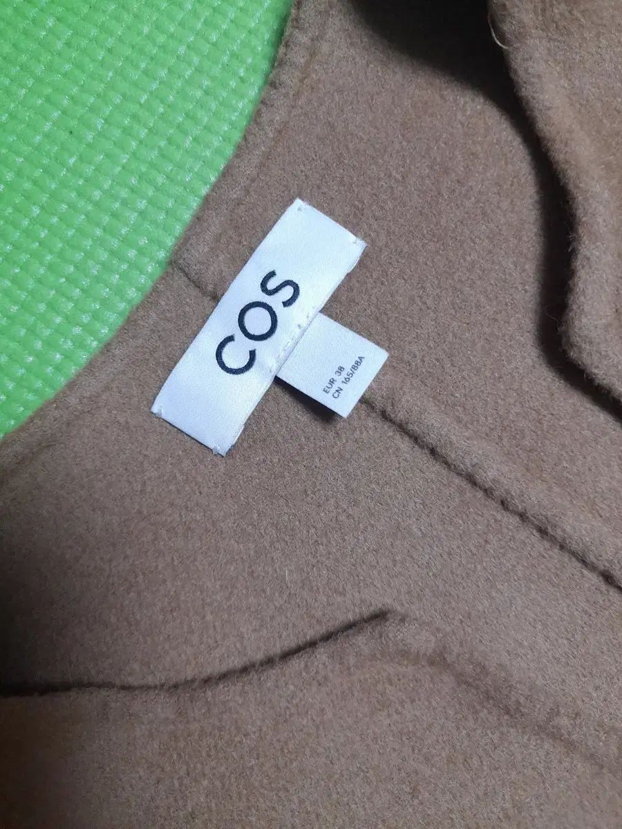 COS ウールベスト　美品 COS” DEEP V-NECK SLEEVELESS TOP BLACK (COS/ベスト・ジレ