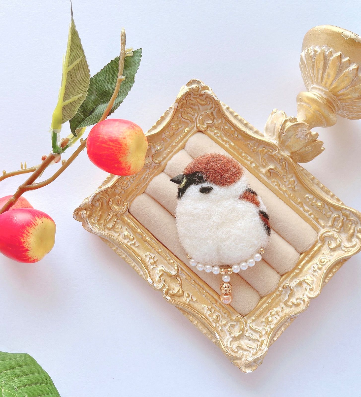 木彫りのクマ　イヤリングと薔薇　ブローチ