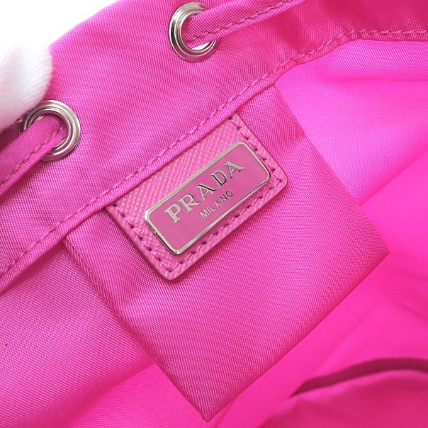 【マッシー1129様　極美品/ギャランティ付属】PRADA 三角ロゴ　巾着ポーチ マッシー1129様 極美品/ギャランティ付属】PRADA 三角ロゴ 巾着