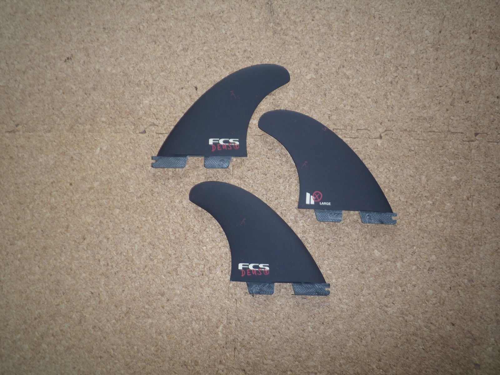 送料無料△FCS II Deus Tri PC Large Fins 新品 【公式通販】