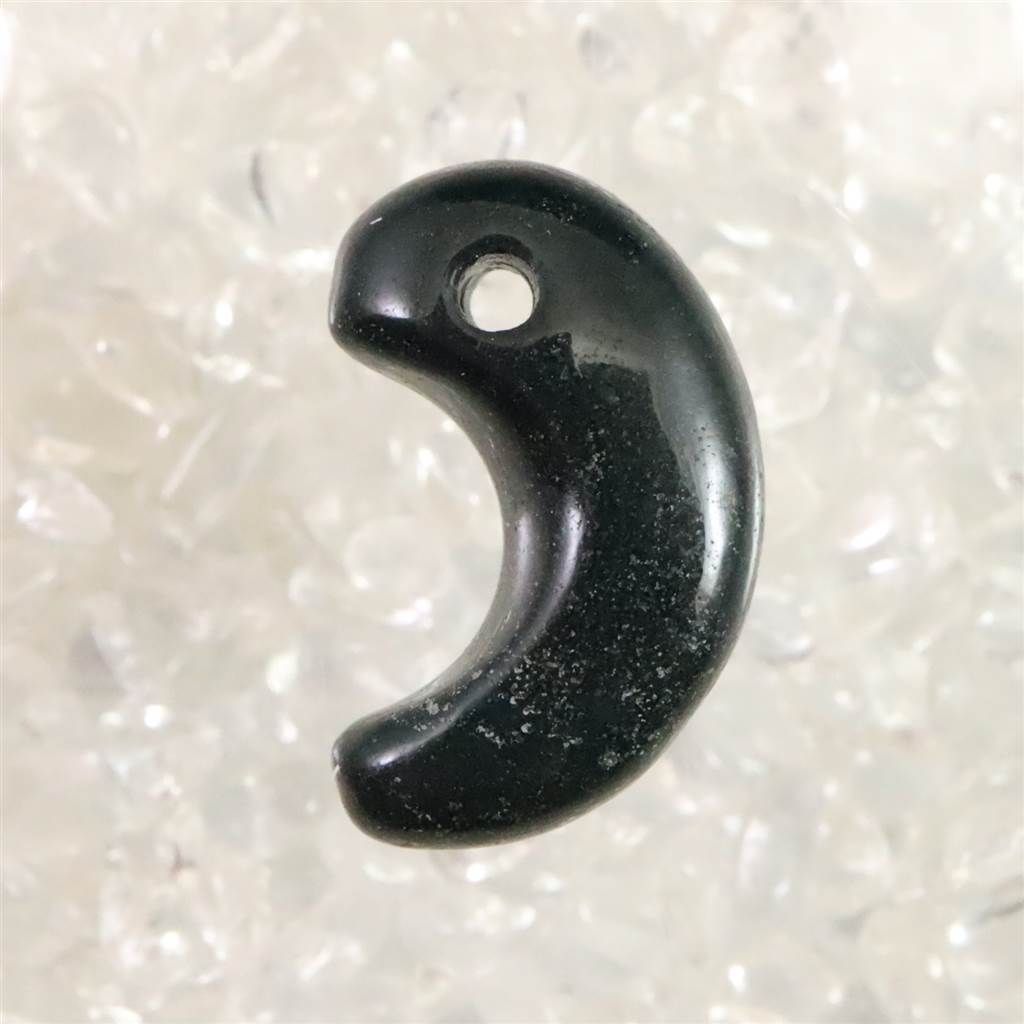 出雲石*碧玉　驚愕の透かし勾玉　滅多に無い高額品　鑑別書無し本物保証コレクション ✳驚きの透かし‼️花仙山*出雲【碧玉】 皆無の逸品‼️ 本物を