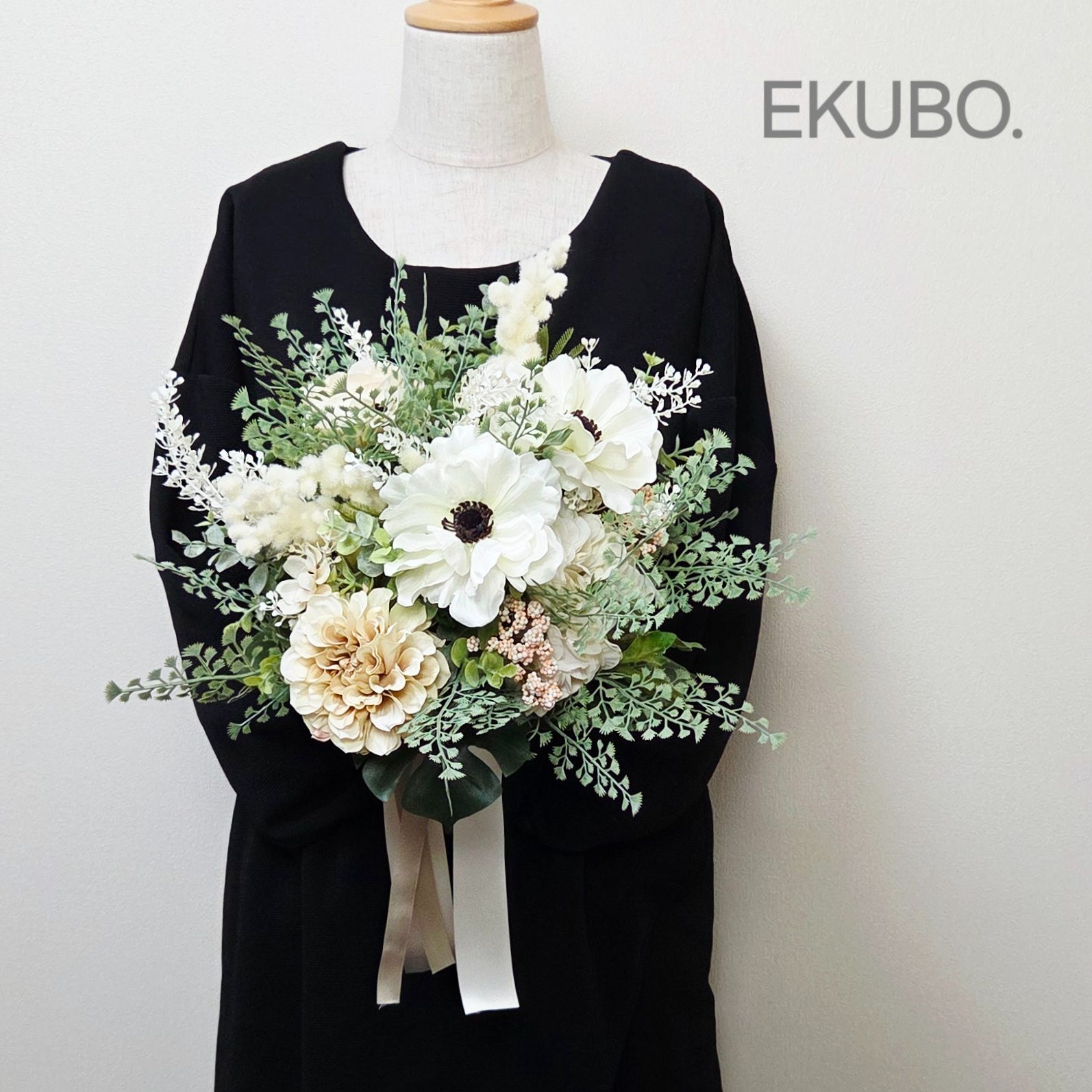 ホワイトアネモネのクラッチブーケ ウェディングブーケ-ブートニア n237