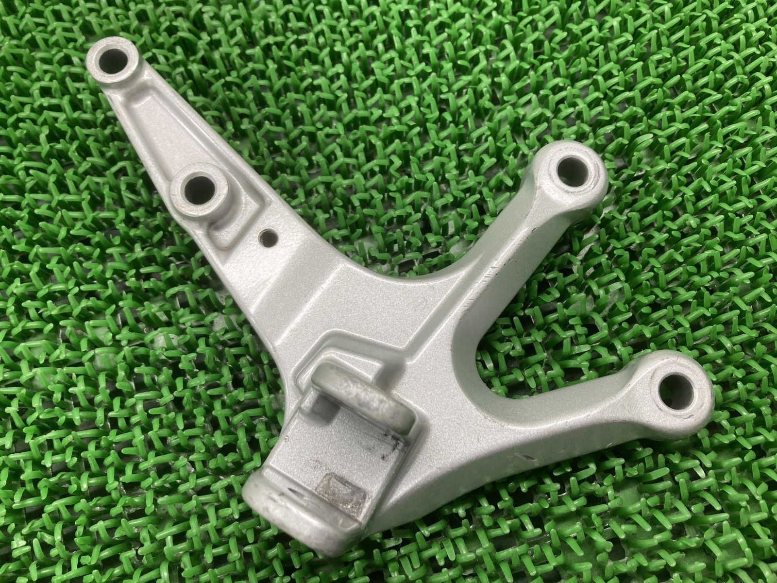 YZF-R3 ステップホルダー 右 1WD ヤマハ 純正 中古 バイク 部品 RH07J YZF-R25 曲がり無し 品薄 希少品 車検 Genuine