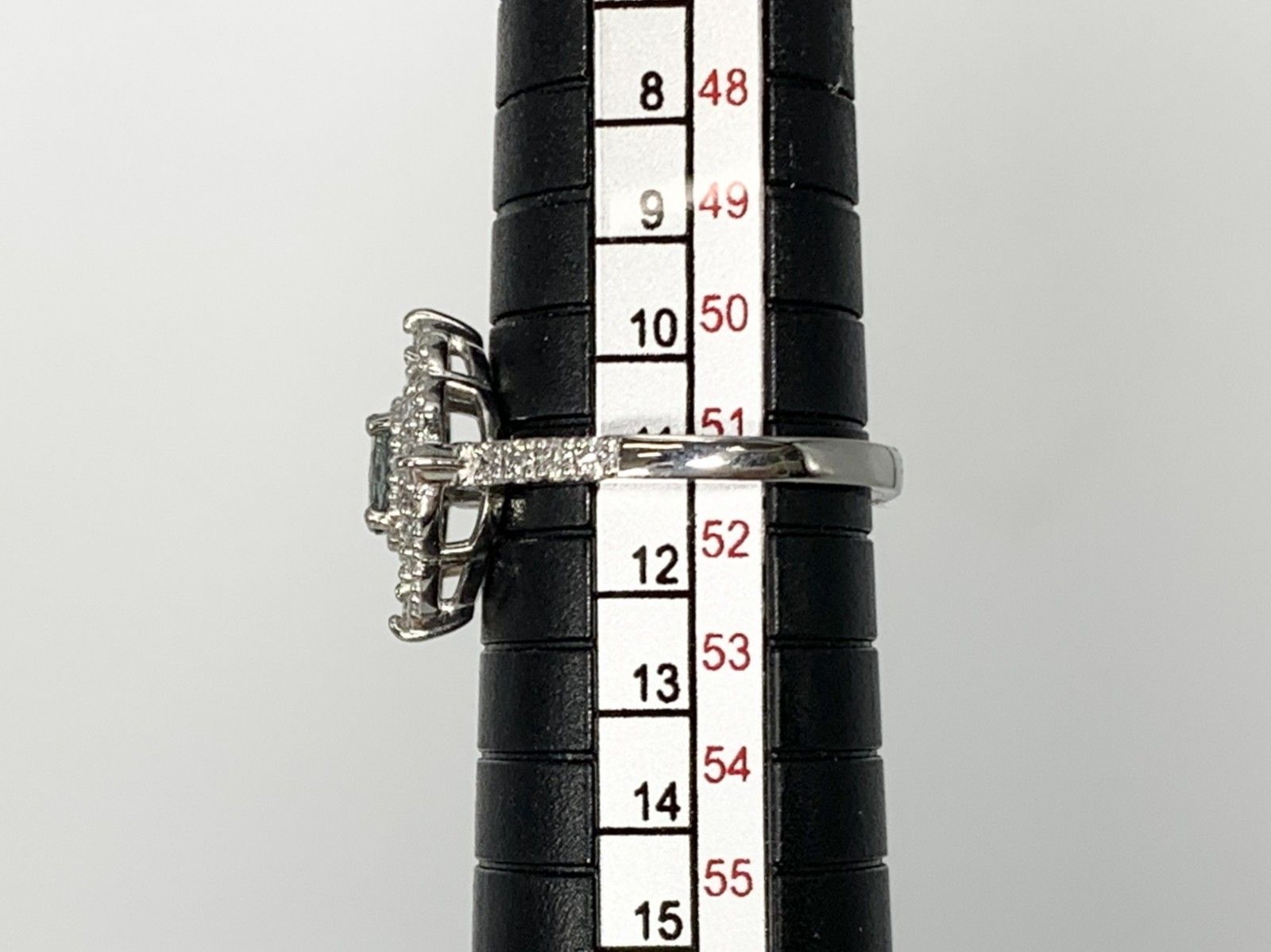 4.9g