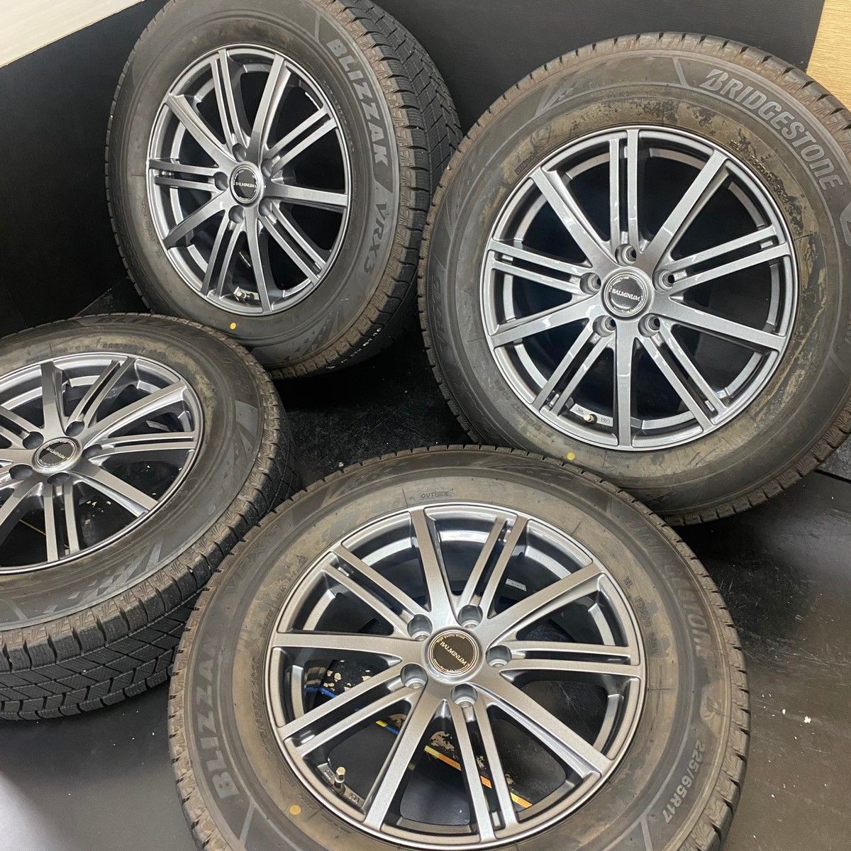 エクストレイル等に BALMINUM 225/65R17 DM-V2 4本 売切!! 冬 タイヤ 225⁄65R17 4本 タイヤのみ バリ山 22年製 バリ山