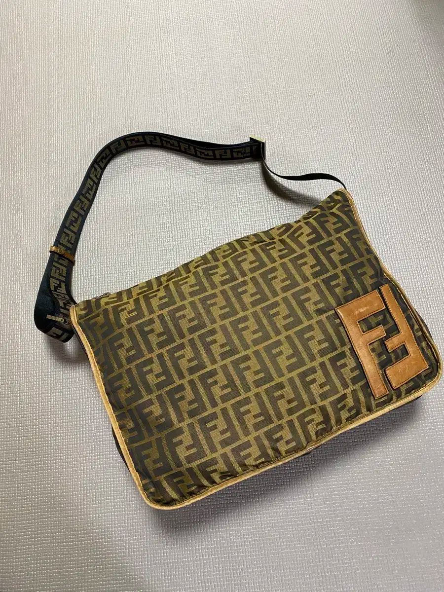 FENDI フェンディ ズッカ ナイロン ビッグ メッセンジャーバッグ