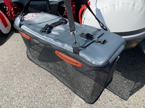 BEE80スカリ 舟形で波を切る
