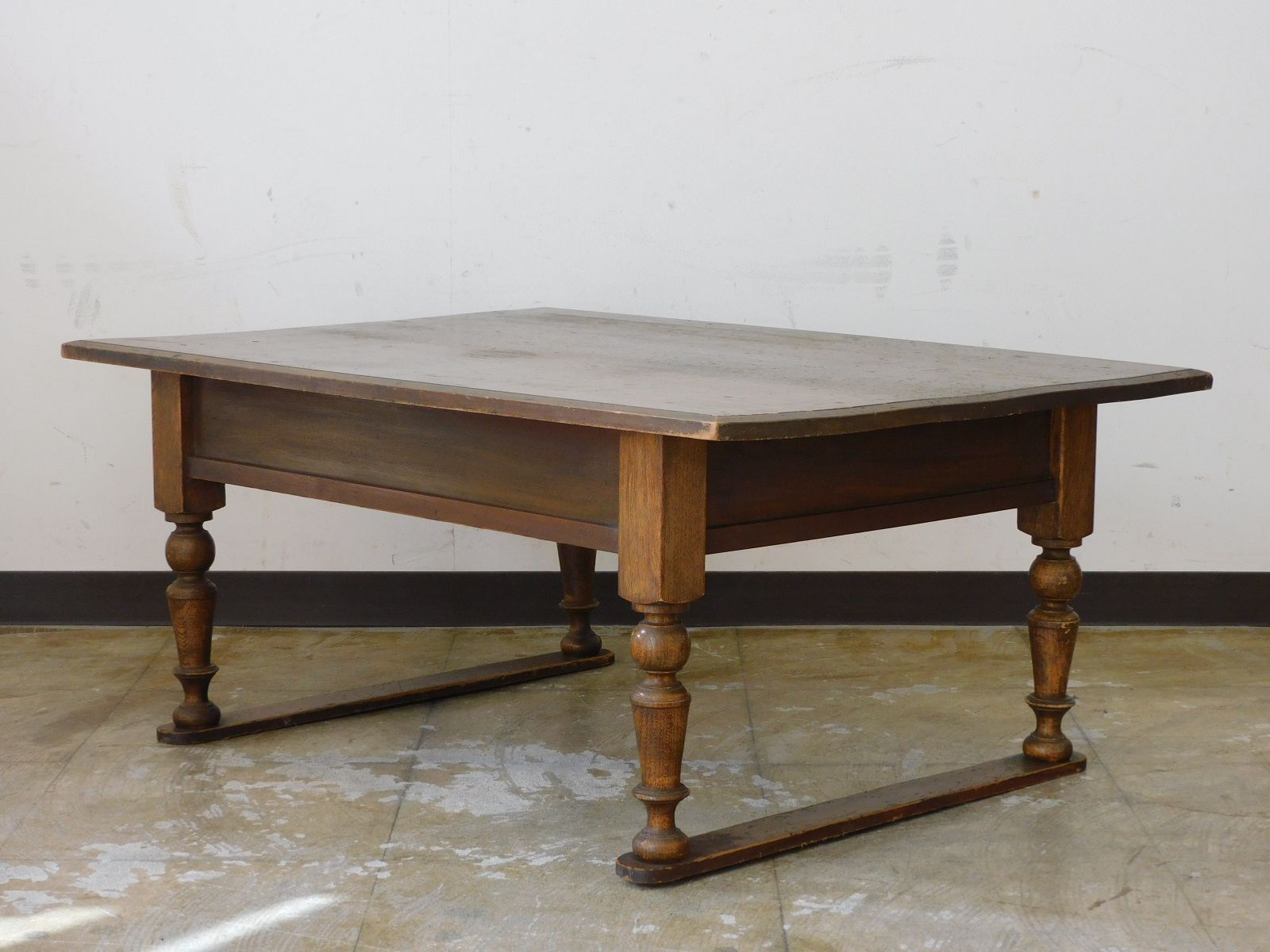 栗 ふるい木味 ろくろ脚のローテーブル 引き出し2杯 HK-a-05586 サイドテーブル ナイトテーブル 文机 寺子屋机 展示台 欅 MARWIL-DEMENAGEMENTS_CH