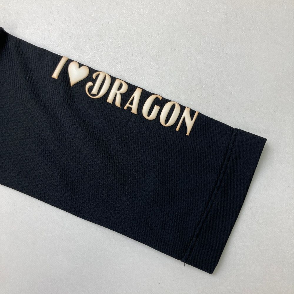サイズ：2 DANCE WITH DRAGON ダンスウィズドラゴン  裏起毛 ハイネック 長袖Tシャツ スタッズロゴ レッド系 [240101434858] ゴルフウェア レディース ストスト サイズ：2 DANCE WITH DRAGON ダンスウィズドラゴン 裏起毛
