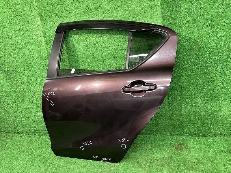 アクア NHP10 左リアドア S ニホンイタ M31Q8 67004-52470 9AH