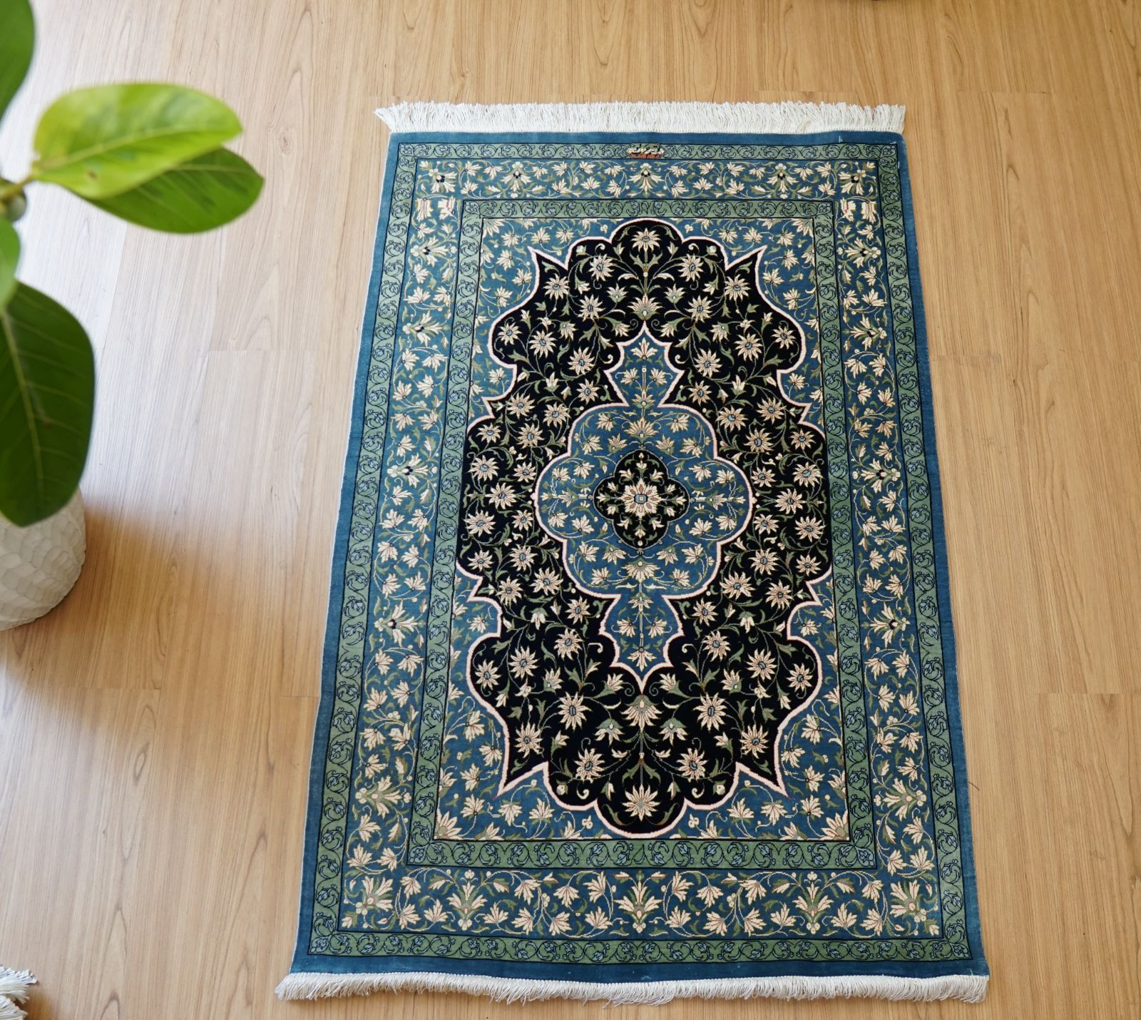 Y2336-1 パキスタン絨毯 ウール 手織 98×147㎝ 工房サイン入り Y2336-1