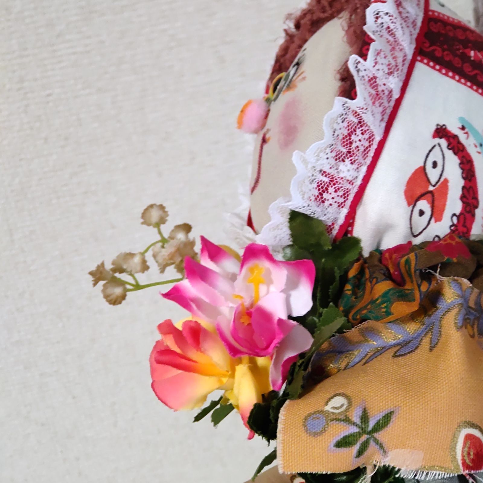 23cm 愛嬌たっぷりかわいいマダムのお人形 花束をかかえたおばあさん 
