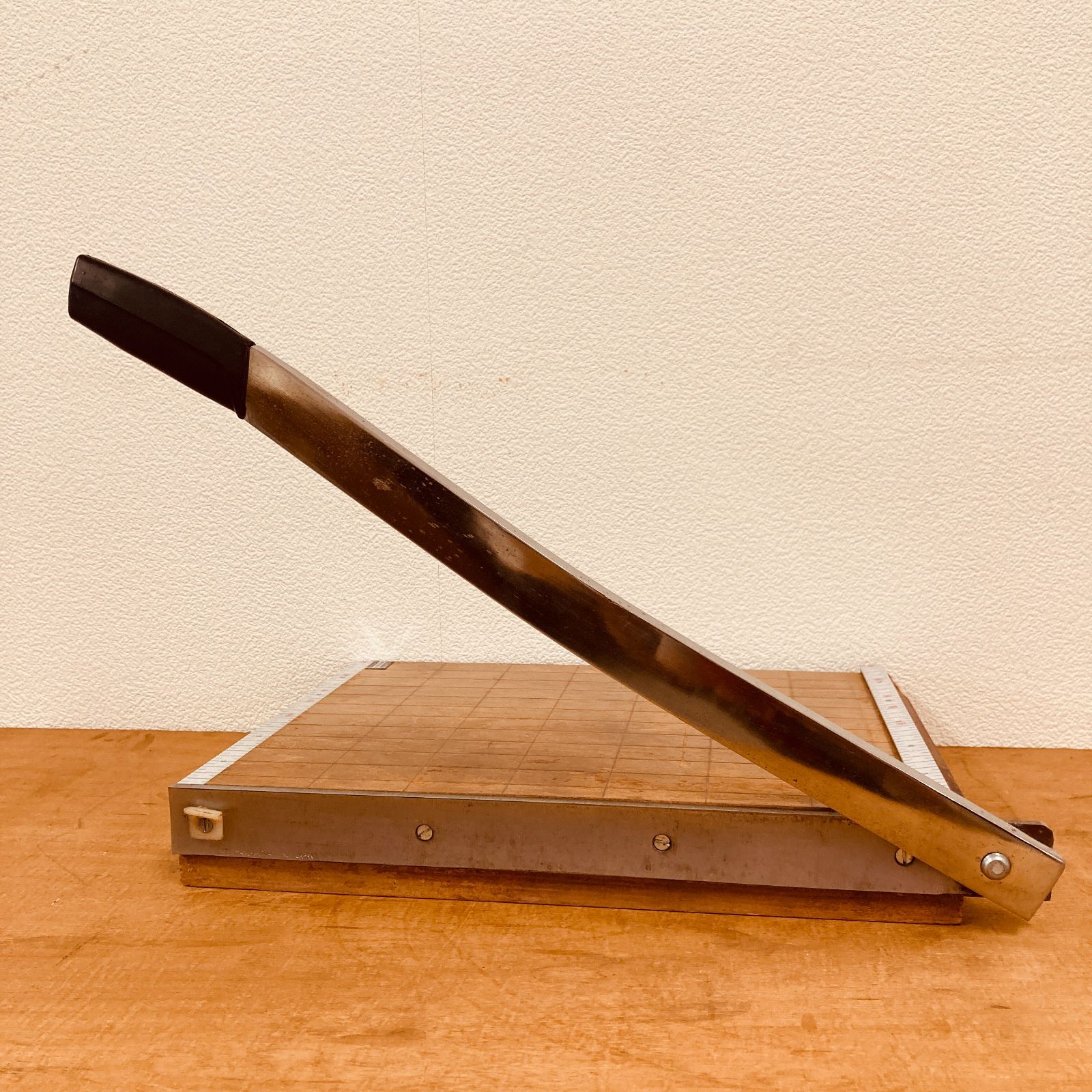 昭和レトロ LION ペーパーカッター 裁断機 押し切り式 - メルカリ