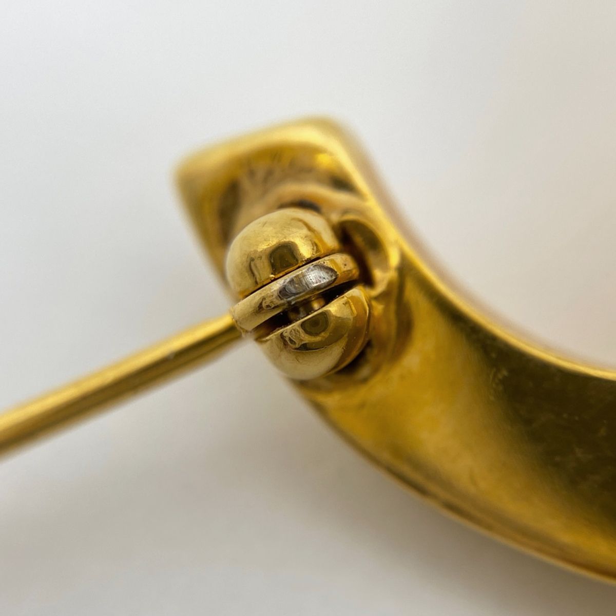 CHANEL ゴールド　ターンロックロゴ ブローチ　刻印あり CHANEL ゴールド ターンロックロゴ ブローチ 刻印あり シャネル