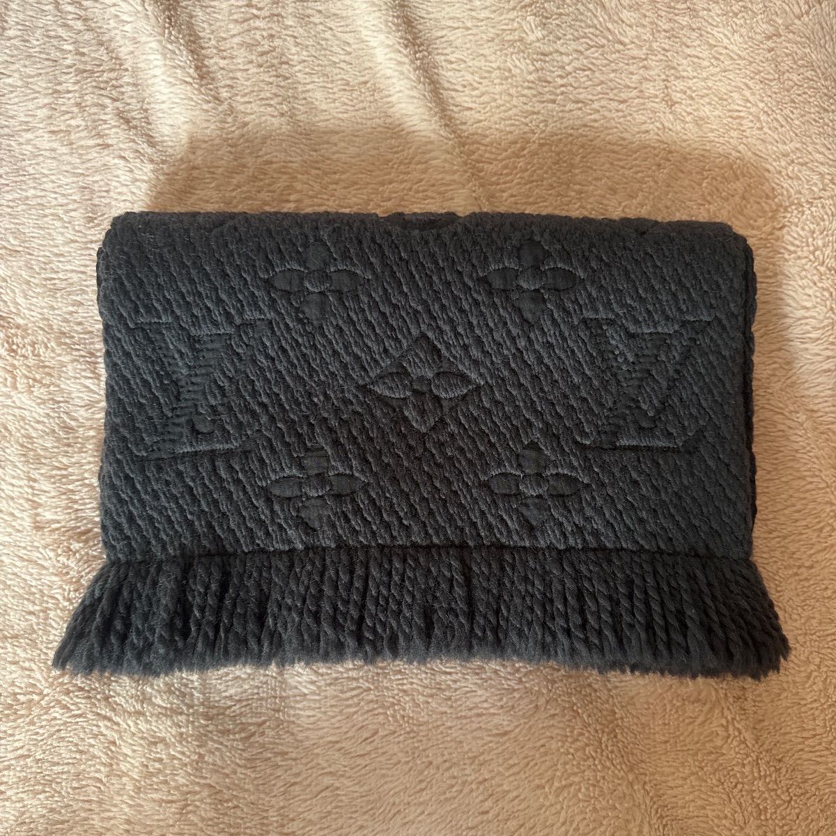 ルイヴィトン エシャルプ ロゴマニア マフラー ノワール ブラック M72431