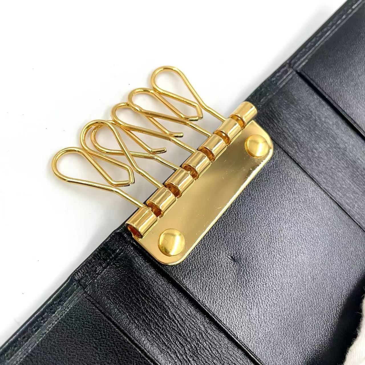 ぺこ@★ 未使用に近い 極美品　カルティエ　パシャライン　6連キーケース Cartier パシャライン 6連 レザー ブラック キーケース ゴールド