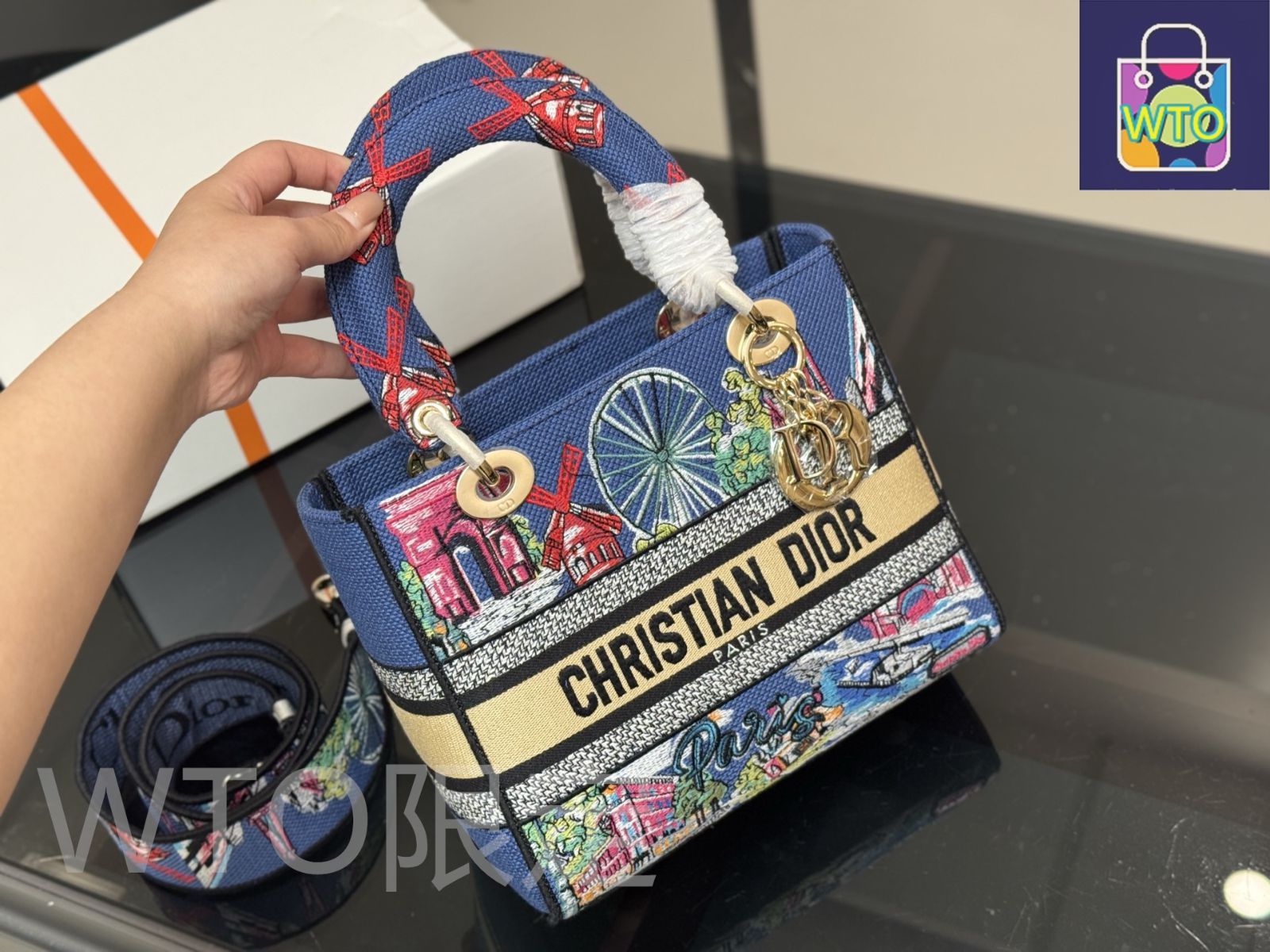 今日WTO】Dior ディオール 刺繍ディアナバッグ 刺繍広肩帯が特徴