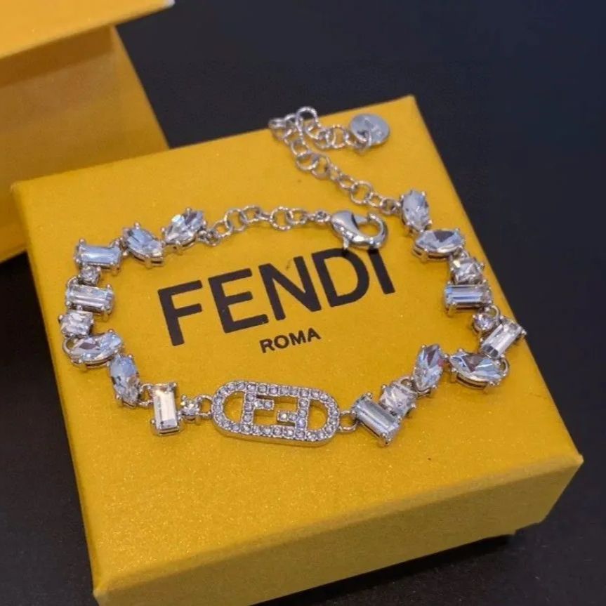 新品未使用】FENDIフェンディブレスレットバングル・リストバンド