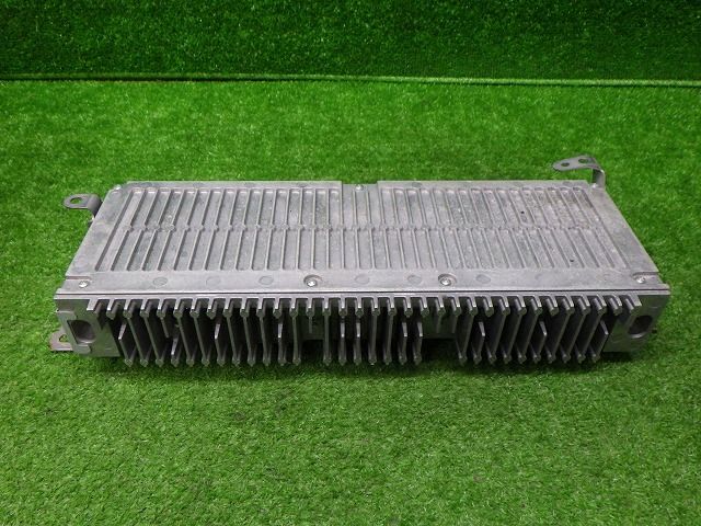 URS206 マジェスタ　オーディオアンプ マジェスタ オーディオアンプ URS206/207 04005-06130 トヨタ