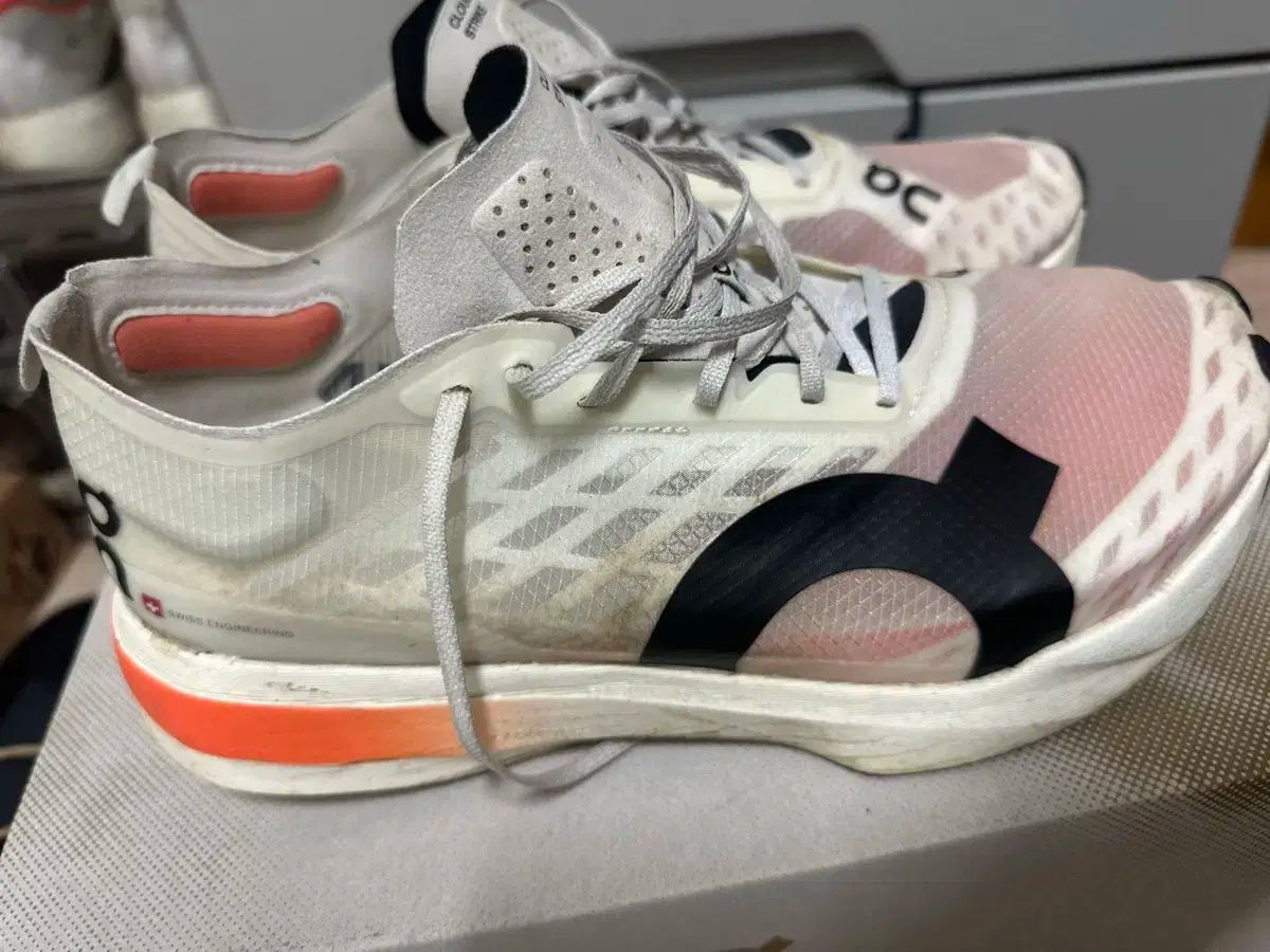 On クラウドブーム ストライク ランニングシューズ 白 275