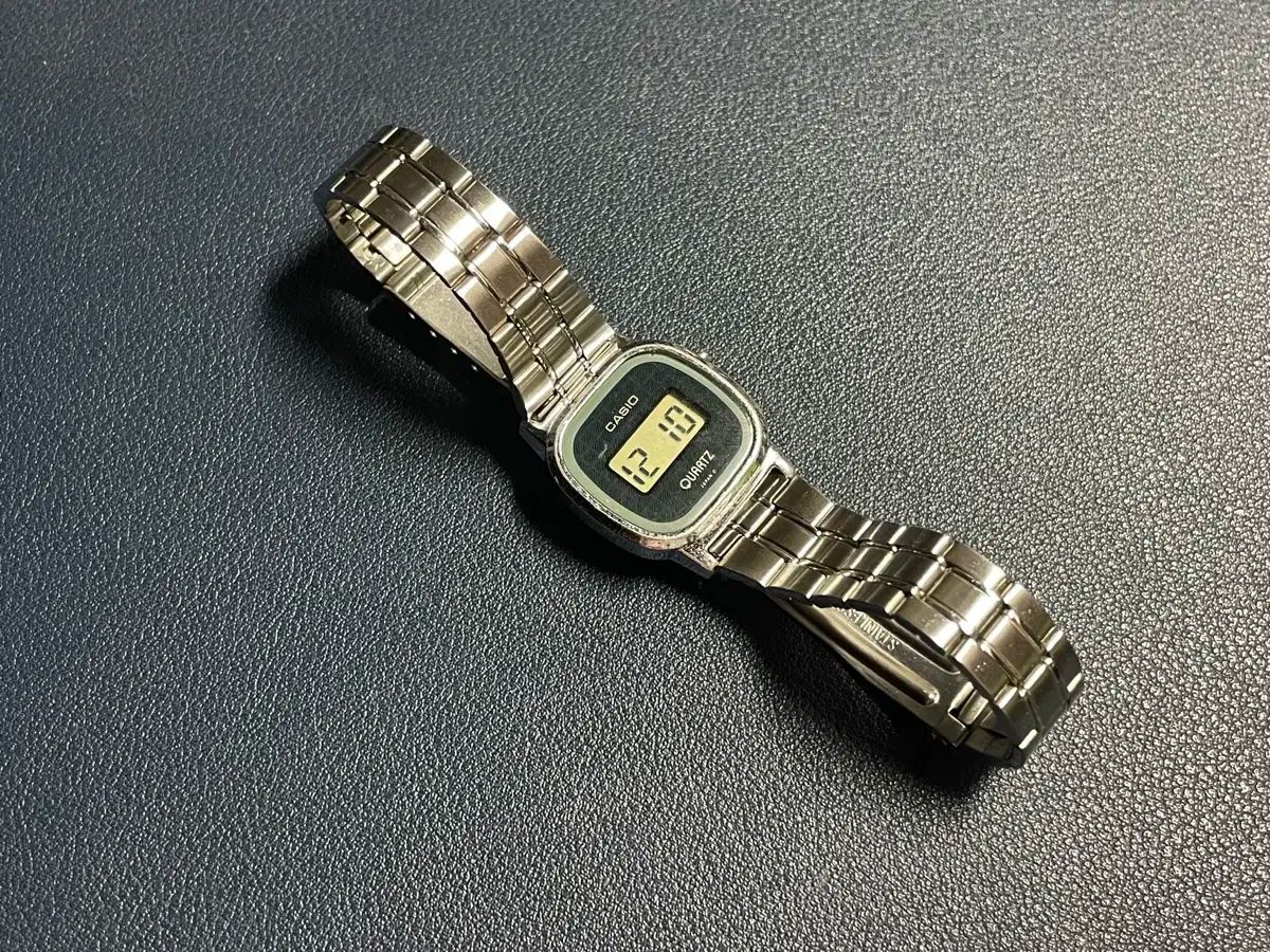 夢を実現 ヴィンテージ CASIO カシオ メタル デジタル 時計