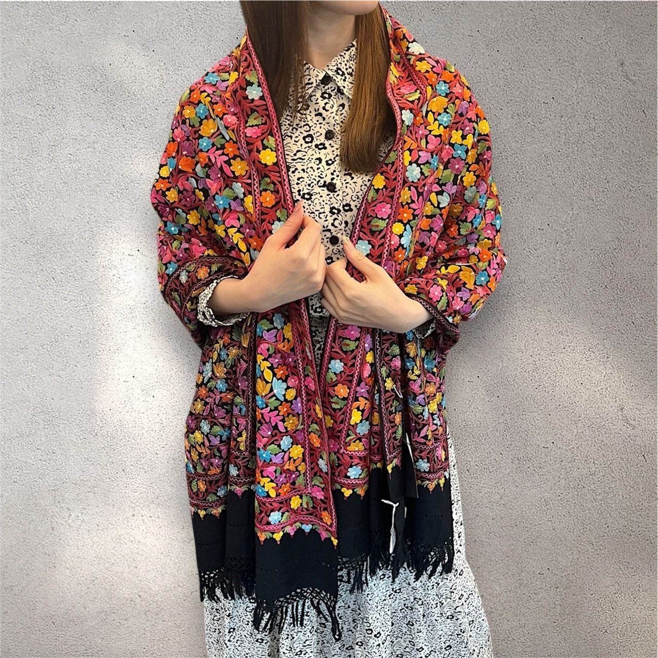 ショール 大判 シルク刺繍 メリノウール カシミール タペストリー スカーフ 手作り ハンドメイド 一点もの カラフル刺繍 インド伝統工芸 ナチュラルインテリア 春 夏 秋 フラワーモチーフ