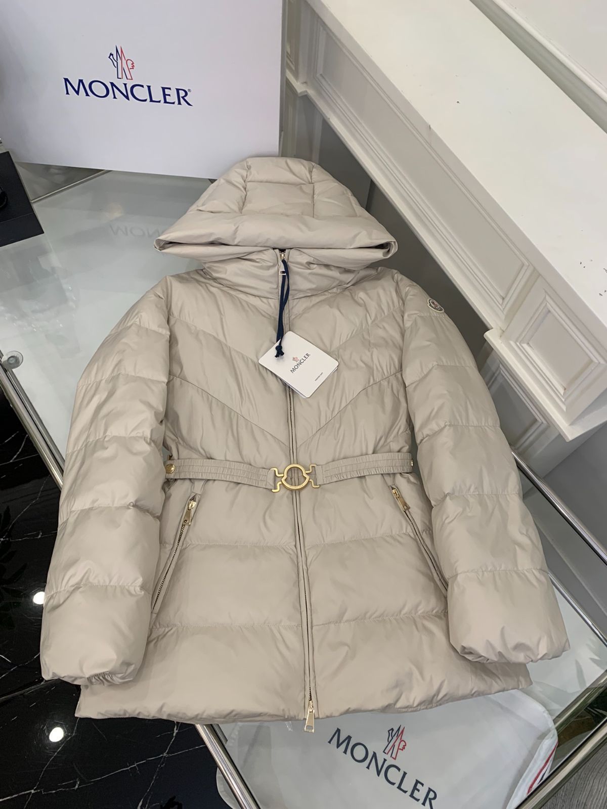 MONCLERモンクレール ベージュグレーのフード付きv縫い糸