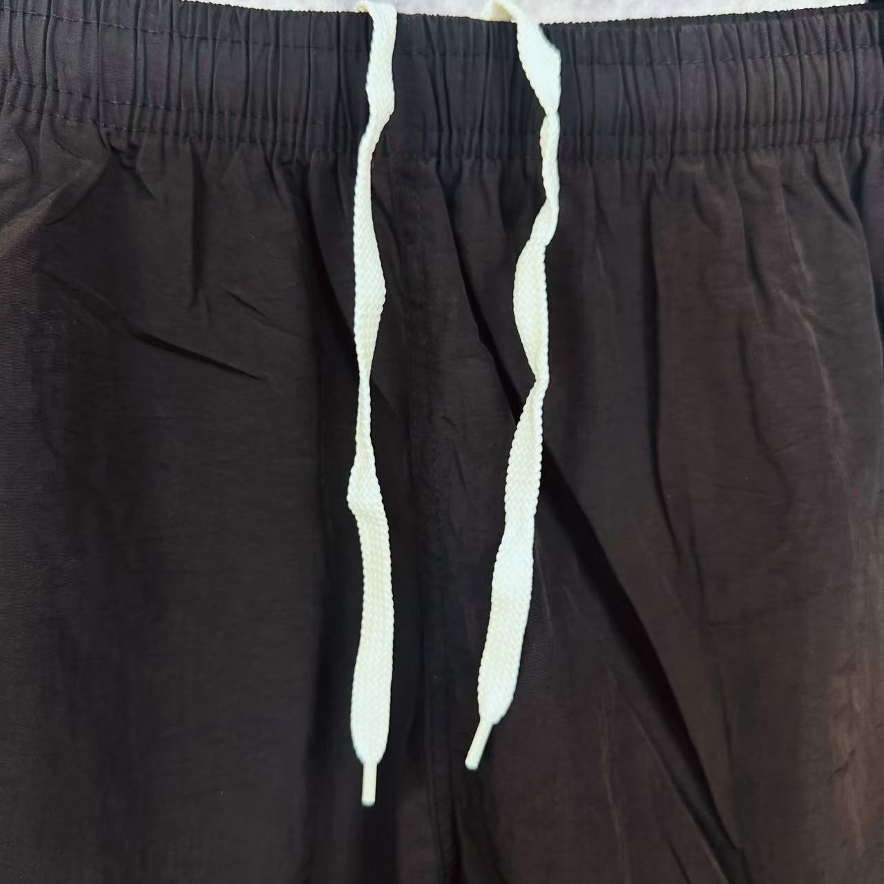 軽量で通気性のある滑らかで柔らかな素材を使用 男女兼用ショートパンツ