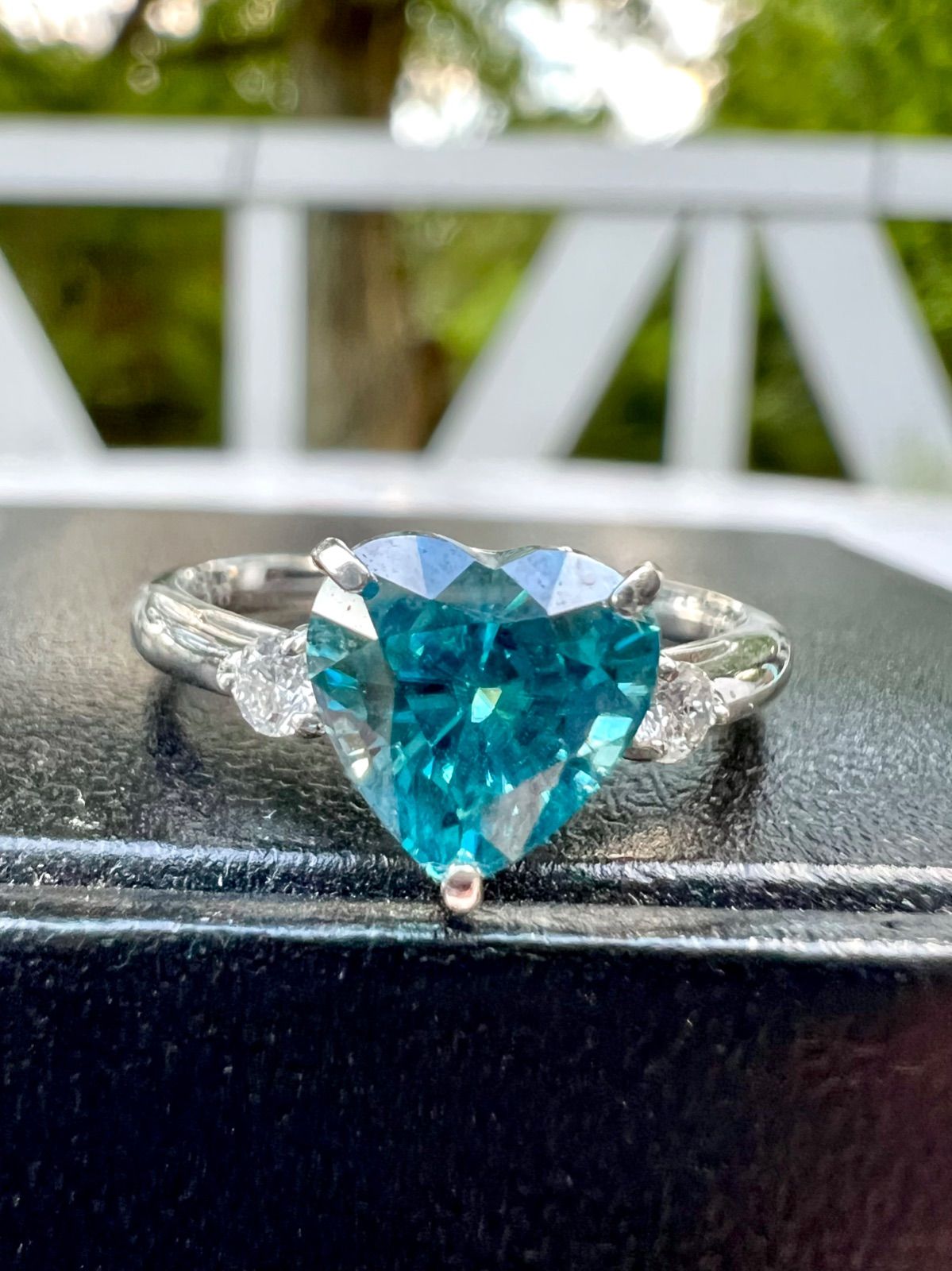 Pt900 超輝！天然ブルージルコンハートシェイプダイヤモンドリング
