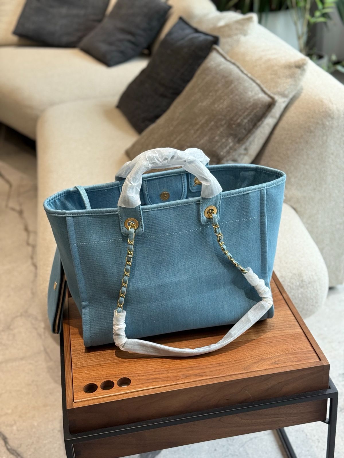夏映えデザイン CHANEL デニムバッグ ココビーチ 2025 新作 フラップ バッグ、プリント デニム、ホワイト & ブルー
