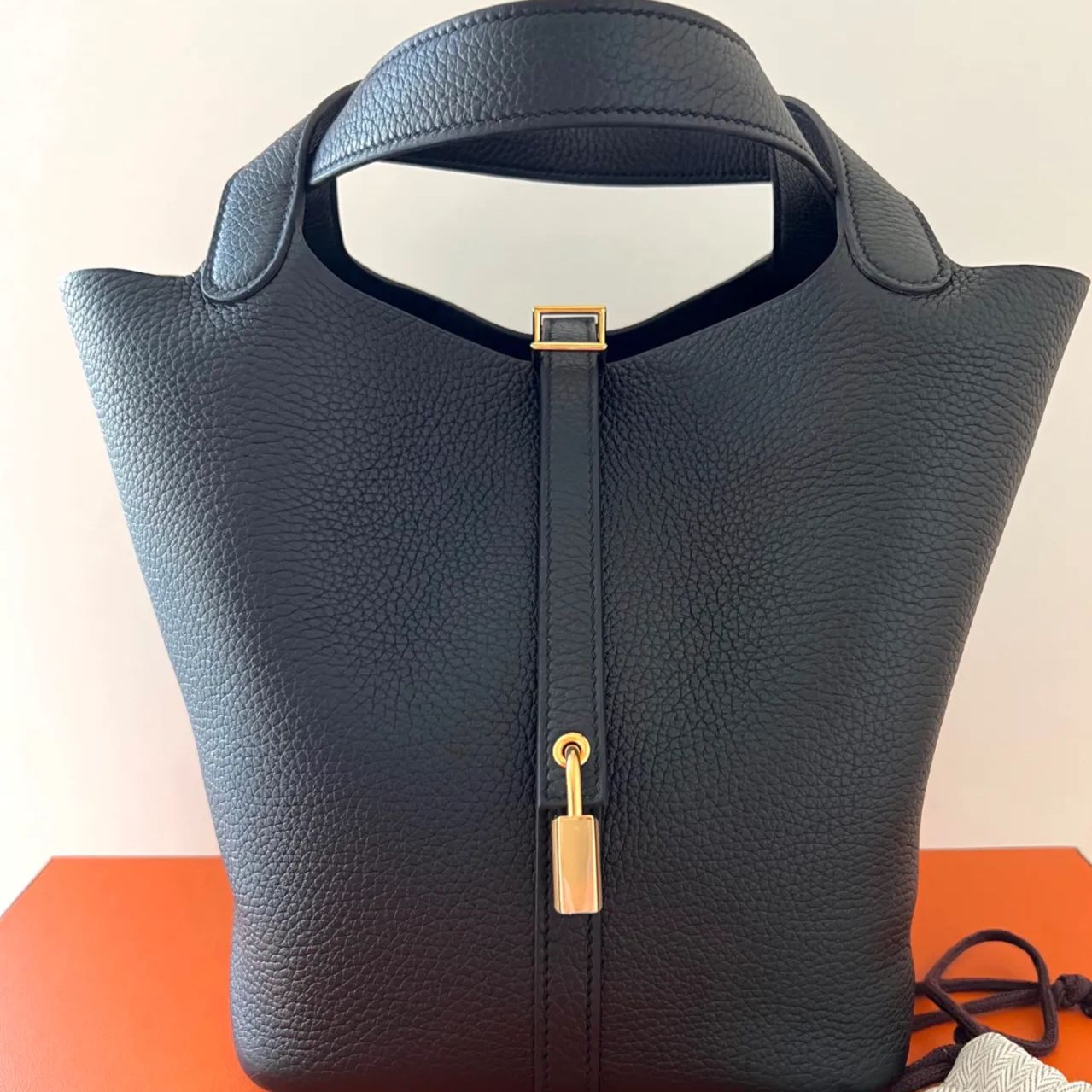 エルメス 一生愛せる！ピコタンロックPM 18 黒ゴールド金具 エルメス 一生愛せる！ピコタンロックPM 18 黒ゴールド金具
