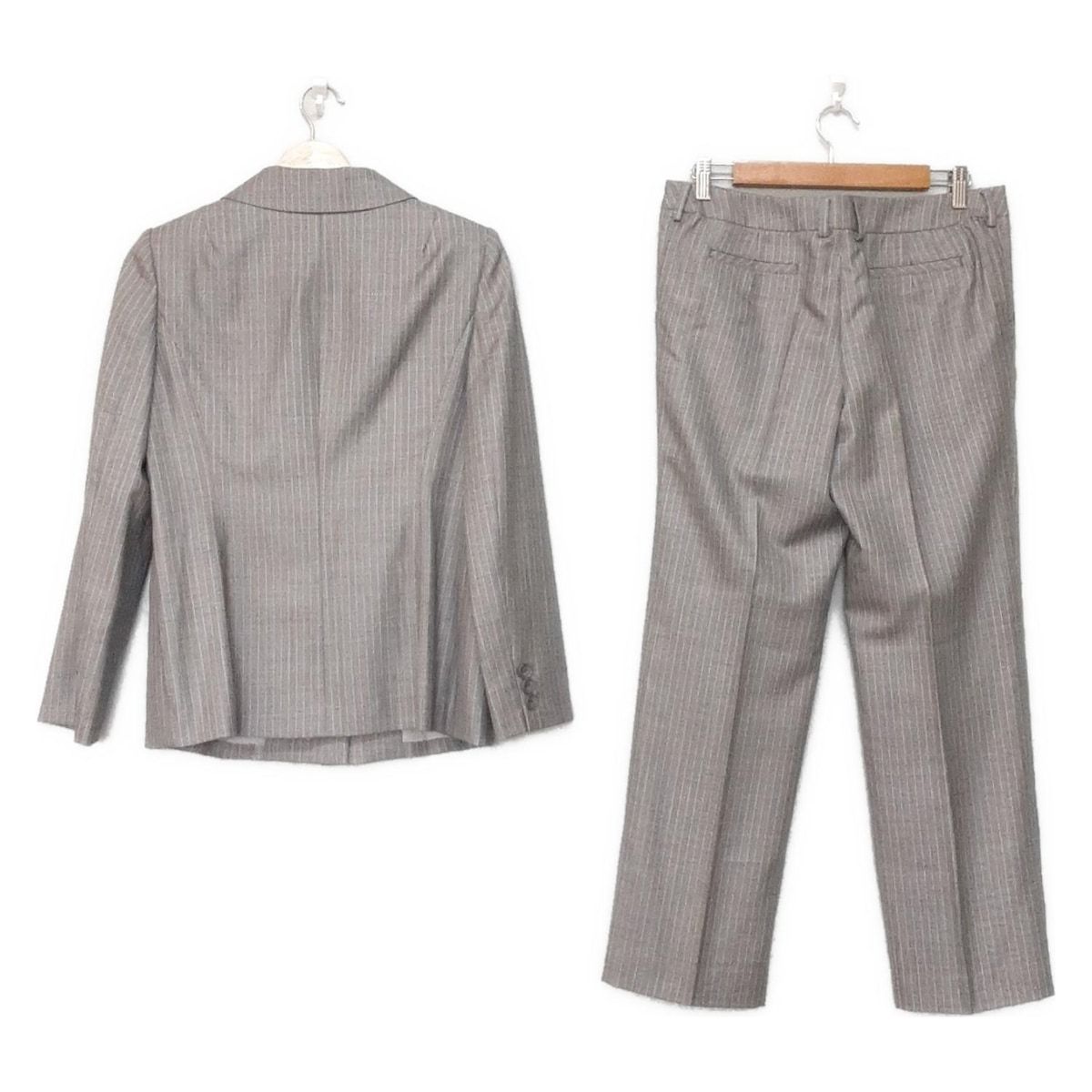 pierre cardin ピエールカルダン レディースパンツスーツ レディース - ライトグレー ストライプ 肩パッド