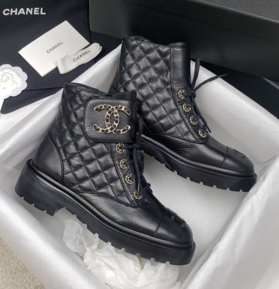 シャネル CCロゴショートブーツ ブラック - メルカリ