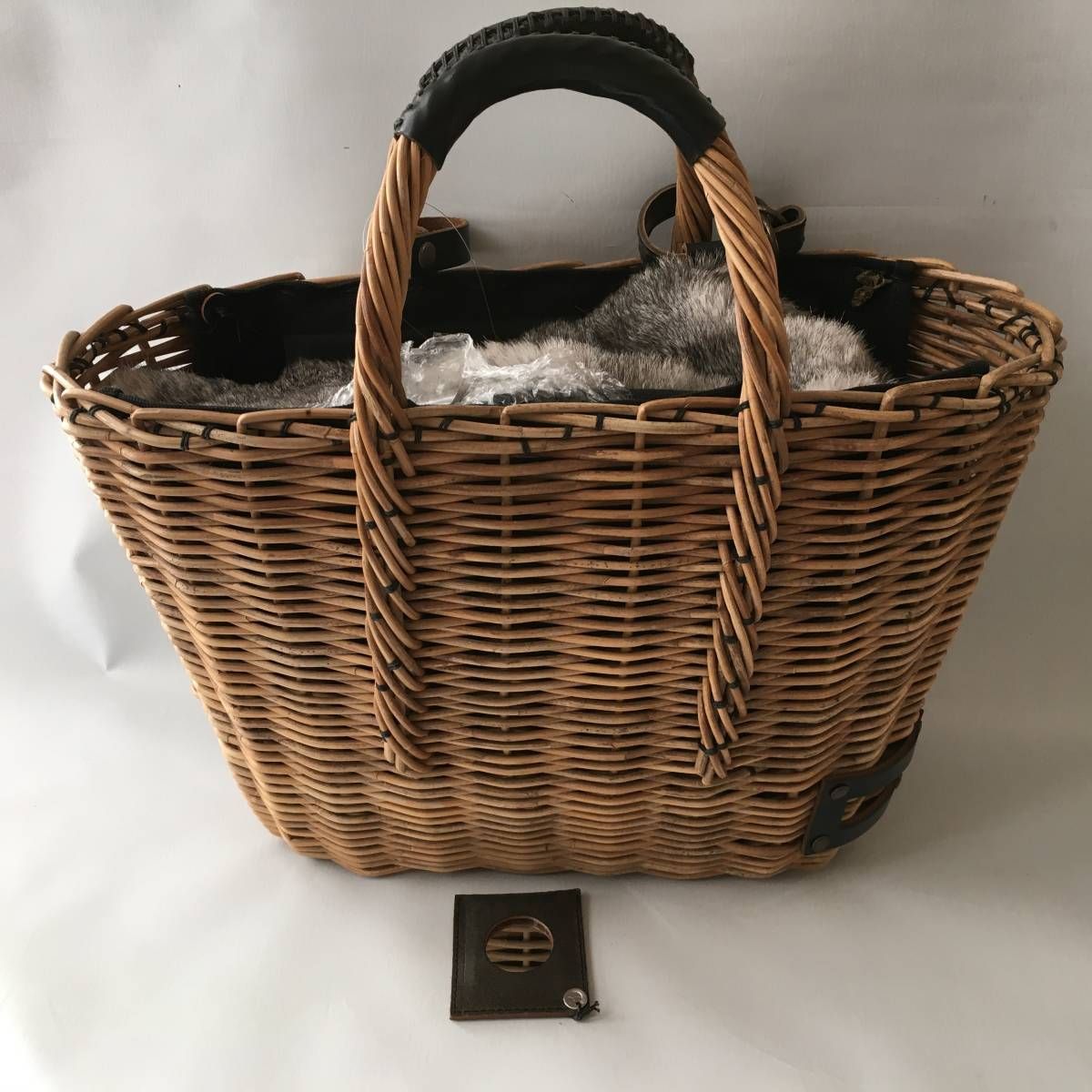 美品 ebagos (エバゴス) 完売 ファー 大きめ 紅藤 カゴ バッグ 美品 ebagos (エバゴス) 完売 ファー 大きめ 紅藤 カゴ バッグ