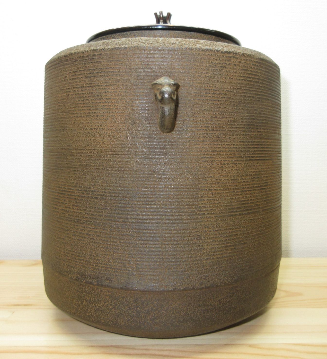 送料込【逢絢亭】茶道具 釜 風炉釜 筒釜 糸目模様 釜師 和田美之助 共箱入り 送料込【逢絢亭】茶道具 釜 風炉釜 筒釜 糸目模様 釜師 和田美之助 共