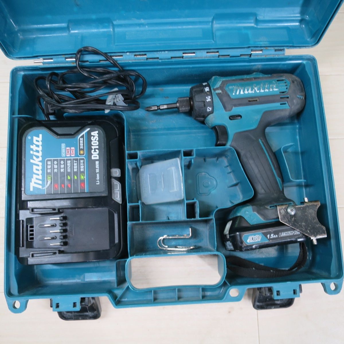 送料無料 マキタ 充電式 ドライバドリル DF031D 電動 工具 バッテリー BL1015 充電器 DC10SA makita コードレス