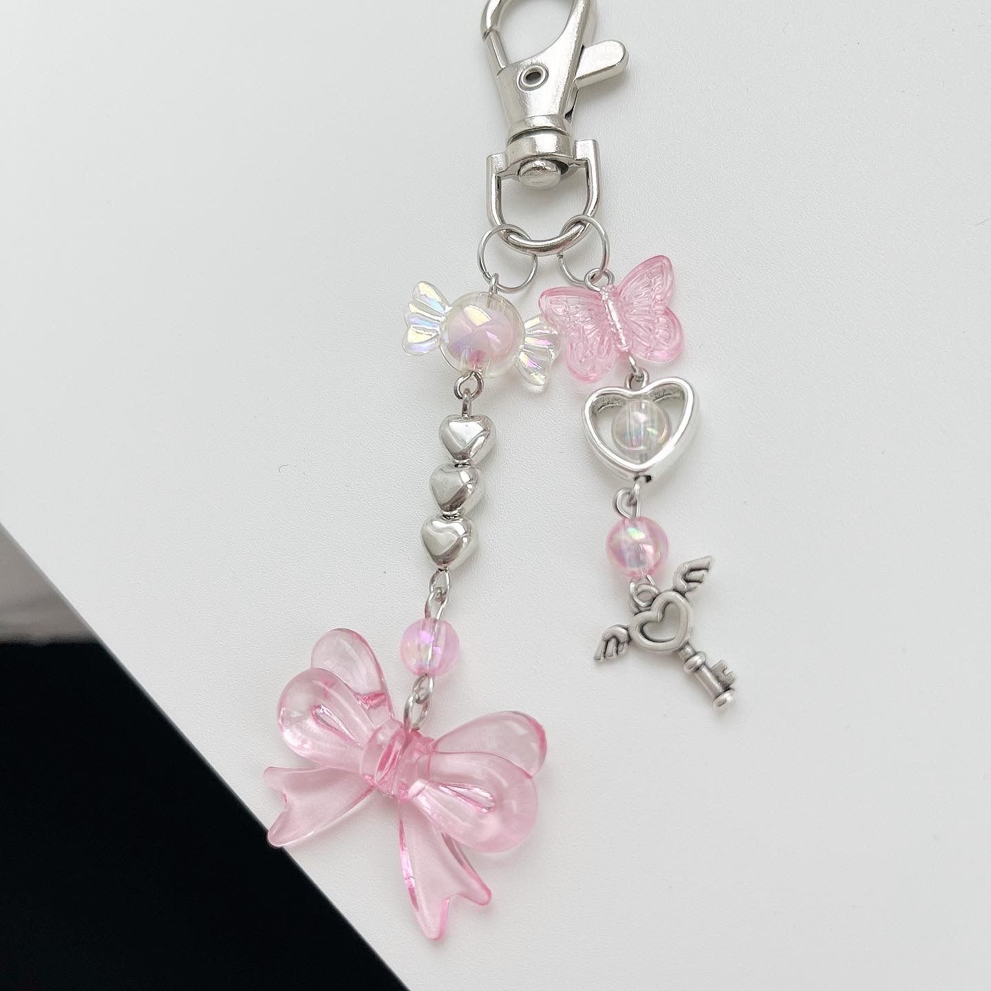 pinkビーズキーホルダー【韓国】 - メルカリ