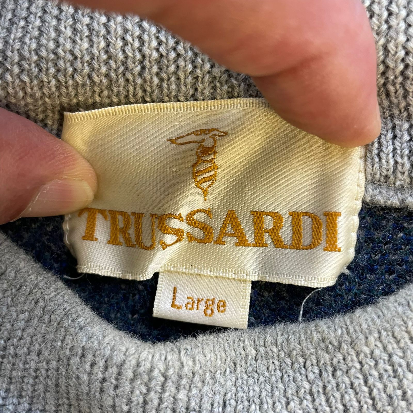 ５５％以上節約『TRUSSARDI』セーター ITALY製 ワンポイントロゴ